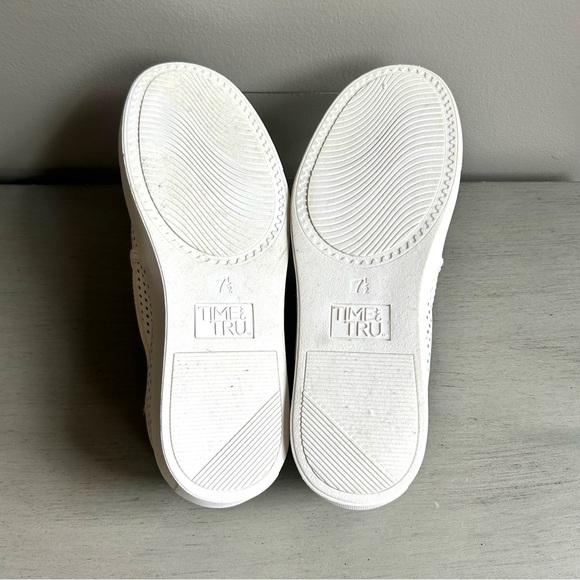 Time & Tru NEW Memory Foam Perforated White Slip-Ons Sneaker Women 7.5 Classic - Picture 11 of 12